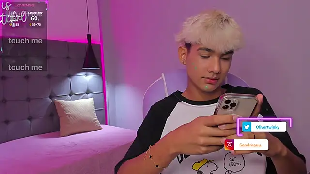 Snapshot of OliverTwinky chatting on 10-02-25, 08:38 OliverTwinky online show from 10-02-25, 08:38