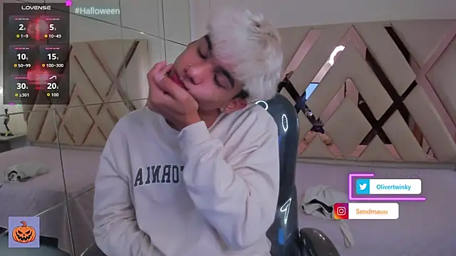 Snapshot of OliverTwinky chatting on 10-03-25, 01:30 OliverTwinky online show from 10-03-25, 01:30