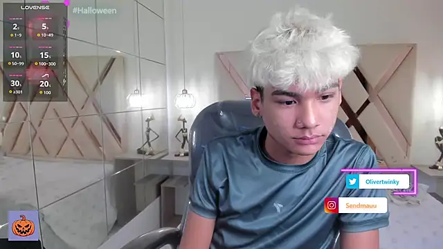 Snapshot of OliverTwinky chatting on 10-07-25, 02:03 OliverTwinky online show from 10-07-25, 02:03