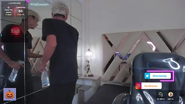 Snapshot of OliverTwinky chatting on 10-10-25, 01:32 OliverTwinky online show from 10-10-25, 01:32