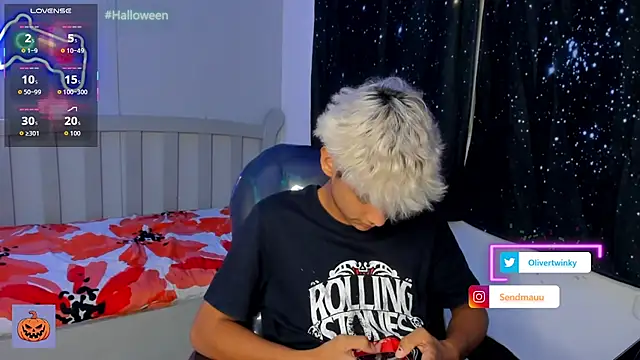 Snapshot of OliverTwinky chatting on 10-18-25, 10:43 OliverTwinky online show from 10-18-25, 10:43