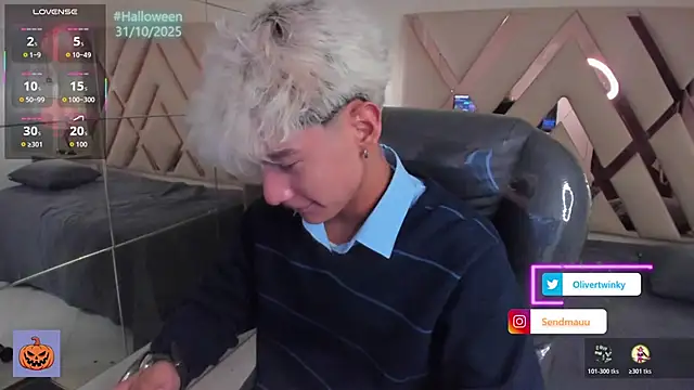 Snapshot of OliverTwinky chatting on 10-22-25, 01:22 OliverTwinky online show from 10-22-25, 01:22