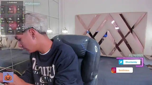 Snapshot of OliverTwinky chatting on 10-25-25, 01:29 OliverTwinky online show from 10-25-25, 01:29