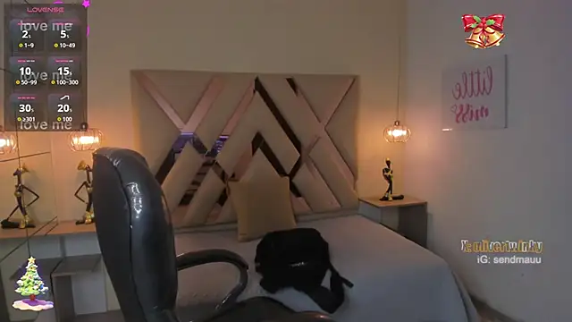 Snapshot of OliverTwinky chatting on 11-14-25, 01:43 OliverTwinky online show from 11-14-25, 01:43