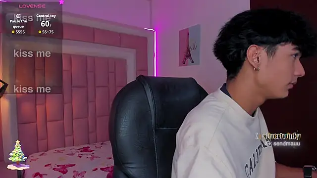 Snapshot of OliverTwinky chatting on 11-20-25, 04:34 OliverTwinky online show from 11-20-25, 04:34