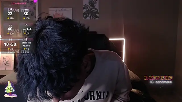 Snapshot of OliverTwinky chatting on 11-25-25, 08:31 OliverTwinky online show from 11-25-25, 08:31