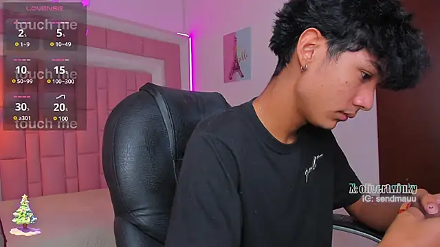 Snapshot of OliverTwinky chatting on 11-26-25, 01:45 OliverTwinky online show from 11-26-25, 01:45