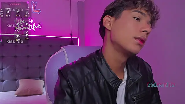 Snapshot of OliverTwinky chatting on 02-02-26, 01:10 OliverTwinky online show from 02-02-26, 01:10