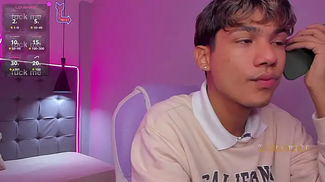 Snapshot of OliverTwinky chatting on 02-05-26, 09:41 OliverTwinky online show from 02-05-26, 09:41