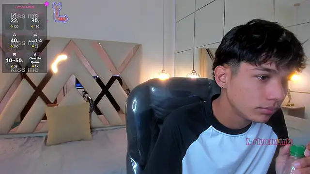 Snapshot of OliverTwinky chatting on 02-19-26, 03:08 OliverTwinky online show from 02-19-26, 03:08