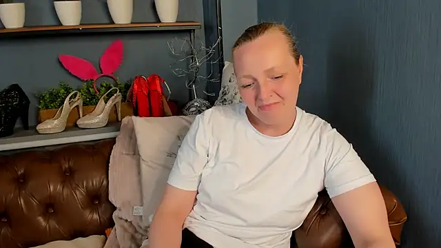 Snapshot of Karen_Villis chatting on 06-21-26, 10:18 Karen Villis online show from 06-21-26, 10:18