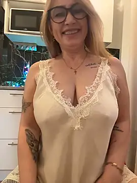 Snapshot of O-Eva chatting on 02-04-26, 10:26 O-Eva online show from 02-04-26, 10:26