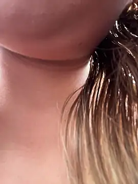 Snapshot of sara_calderon chatting on 10-24-25, 01:18 sara calderon online show from 10-24-25, 01:18