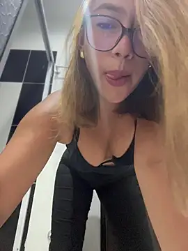 Snapshot of sara_calderon chatting on 12-02-25, 01:28 sara calderon online show from 12-02-25, 01:28