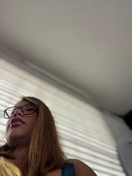 Snapshot of sara_calderon chatting on 12-21-25, 01:29 sara calderon online show from 12-21-25, 01:29