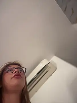 Snapshot of sara_calderon chatting on 02-15-26, 01:31 sara calderon online show from 02-15-26, 01:31