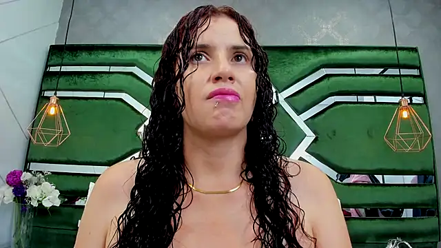 Snapshot of ThaliaCross chatting on 09-08-25, 08:08 ThaliaCross online show from 09-08-25, 08:08