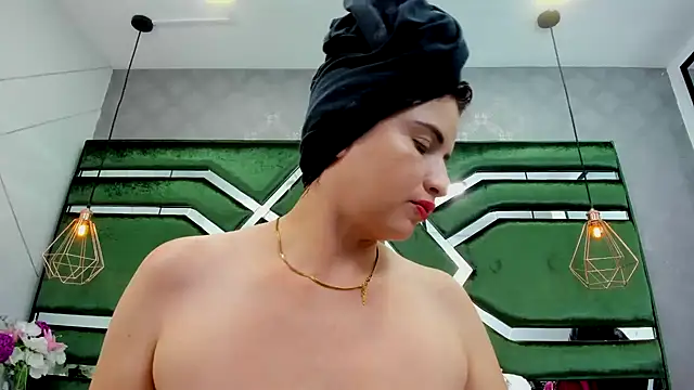 Snapshot of ThaliaCross chatting on 10-08-25, 07:33 ThaliaCross online show from 10-08-25, 07:33