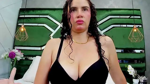 Snapshot of ThaliaCross chatting on 10-14-25, 07:36 ThaliaCross online show from 10-14-25, 07:36