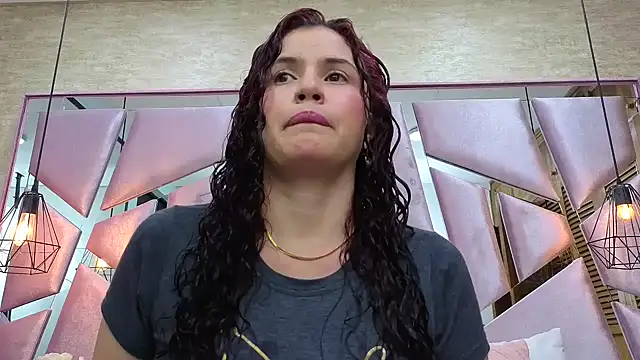 Snapshot of ThaliaCross chatting on 12-19-25, 08:05 ThaliaCross online show from 12-19-25, 08:05