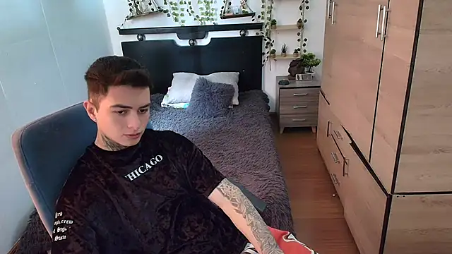 Snapshot of santii_ss chatting on 05-19-26, 02:34 santii ss online show from 05-19-26, 02:34
