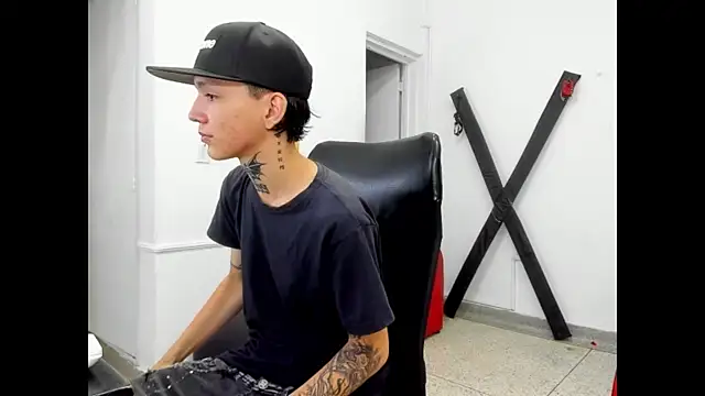 Snapshot of StraightBoy_Nick chatting on 05-06-26, 08:03 StraightBoy Nick online show from 05-06-26, 08:03