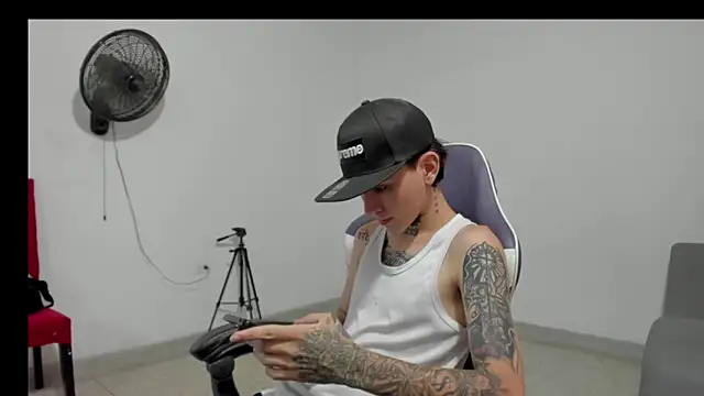 Snapshot of StraightBoy_Nick chatting on 05-16-26, 05:37 StraightBoy Nick online show from 05-16-26, 05:37
