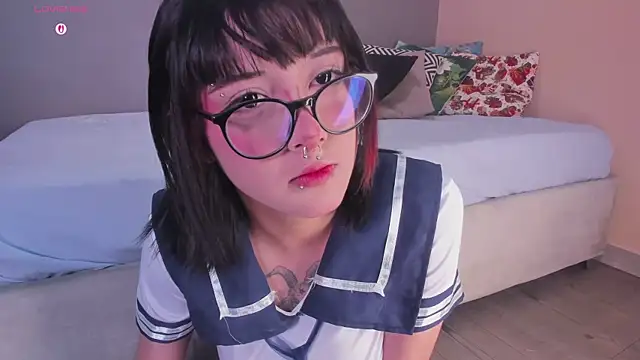 Snapshot of Blue_Sixx chatting on 04-11-26, 10:36 Blue Sixx online show from 04-11-26, 10:36