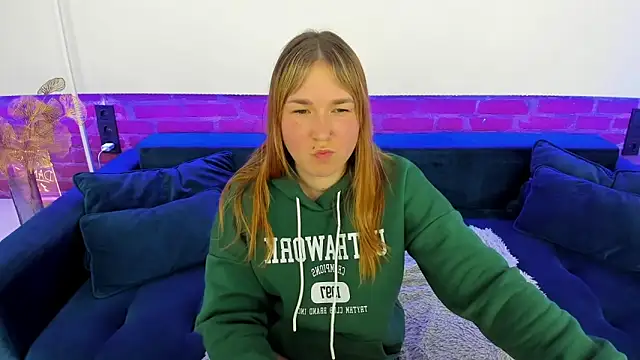 Snapshot of Sofii_darling chatting on 11-19-25, 05:35 Sofii darling online show from 11-19-25, 05:35