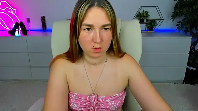 Snapshot of Sofii_darling chatting on 11-25-25, 05:35 Sofii darling online show from 11-25-25, 05:35