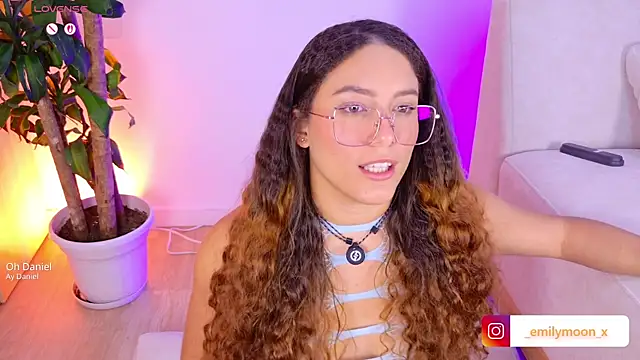 Snapshot of onlyemily_ chatting on 04-06-26, 04:46 onlyemily online show from 04-06-26, 04:46