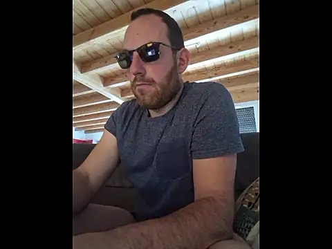 Snapshot of BrunJulienMetis chatting on 01-11-26, 08:30 BrunJulienMetis online show from 01-11-26, 08:30