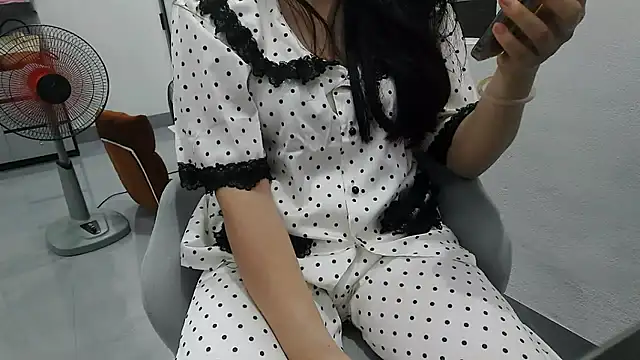 Snapshot of Emachiii chatting on 05-10-26, 12:32 Emachiii online show from 05-10-26, 12:32