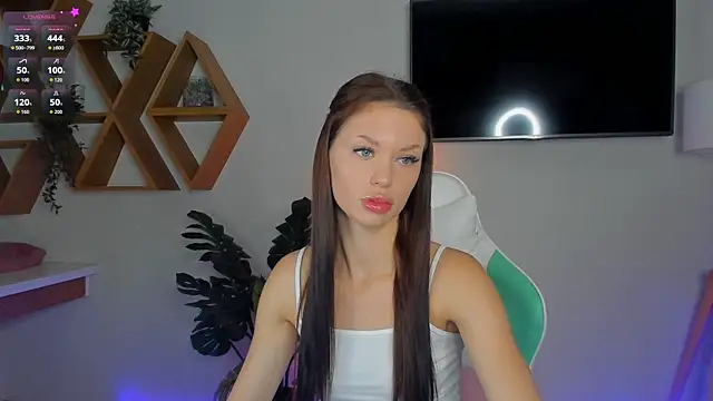 Snapshot of Cherry___Kiss chatting on 05-17-26, 06:22 Cherry Kiss online show from 05-17-26, 06:22