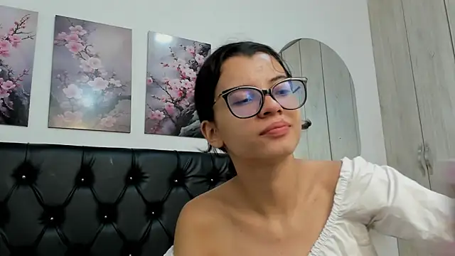 Snapshot of pinky_f00x chatting on 06-19-26, 07:28 pinky f00x online show from 06-19-26, 07:28