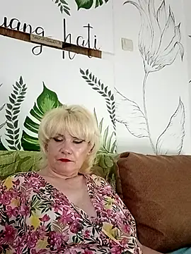 Snapshot of Catty_Lady chatting on 06-25-26, 07:40 Catty Lady online show from 06-25-26, 07:40