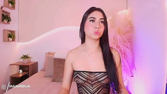 maia lia  online show from 09-19-25, 10:10