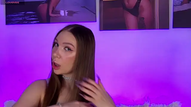 Snapshot of AlysonHuxley_ chatting on 11-06-25, 04:30 AlysonHuxley online show from 11-06-25, 04:30