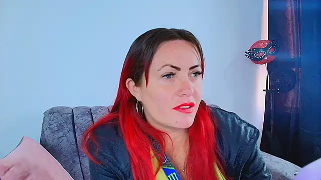 carolinhe  online show from 10-08-25, 07:22