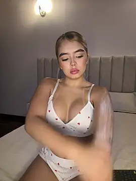 Mia Roswell online show from 04-13-26, 04:07