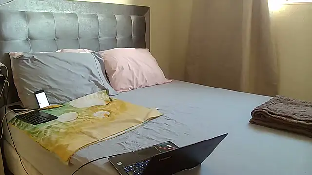 Snapshot of Unique_X_perience chatting on 04-15-26, 10:32 Unique X perience online show from 04-15-26, 10:32