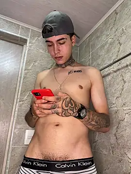 Snapshot of samm4044 chatting on 10-18-25, 03:31 samm4044 online show from 10-18-25, 03:31