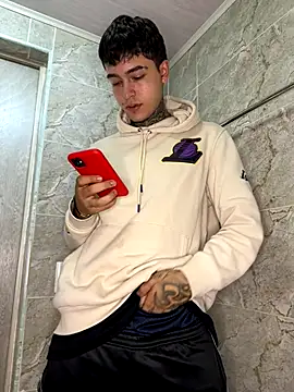 Snapshot of samm4044 chatting on 10-19-25, 04:35 samm4044 online show from 10-19-25, 04:35