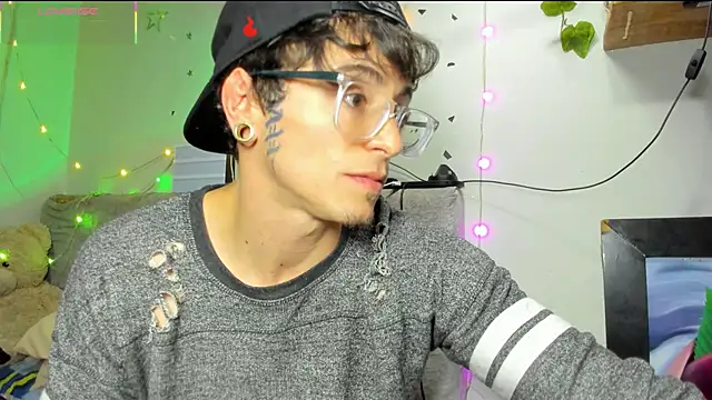 Snapshot of puepleholly chatting on 02-03-26, 12:20 puepleholly online show from 02-03-26, 12:20