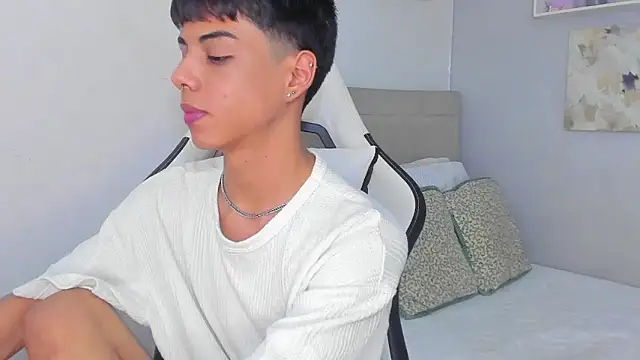 Snapshot of Thomas_wil chatting on 02-05-26, 06:18 Thomas wil online show from 02-05-26, 06:18