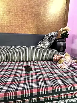 Iampriyaaa15 online show from 05-13-26, 06:33