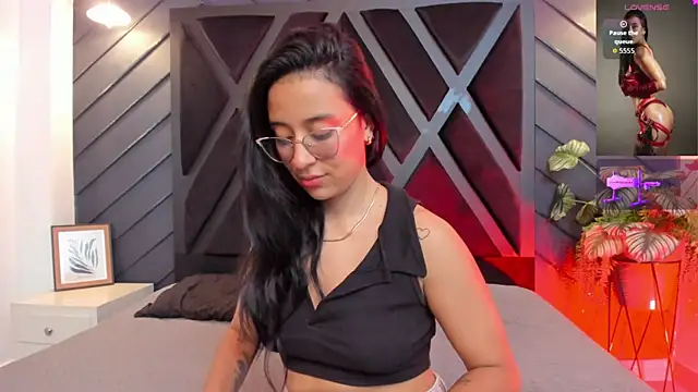 zoe martins  online show from 10-05-25, 04:49