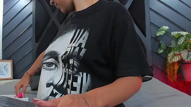 zoe martins  online show from 10-06-25, 05:21