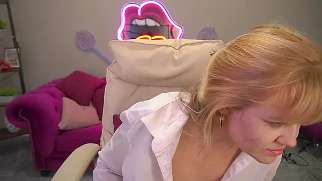 Snapshot of BellaLaPetit chatting on 03-14-26, 03:34 BellaLaPetit online show from 03-14-26, 03:34