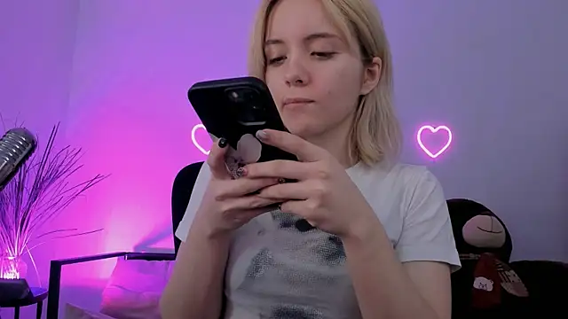 AuroraWrenfield online show from 04-13-26, 04:07